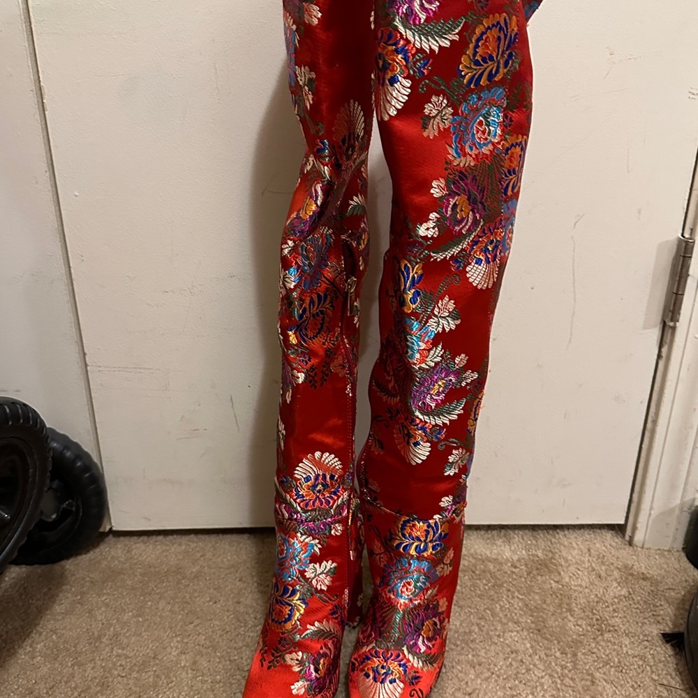 Chic Red Floral Embroidered Boots